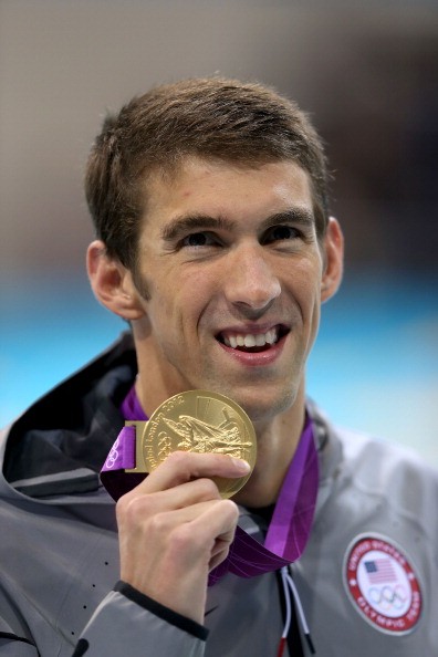 Ở chung kết 200m hỗn hợp nam, huyền thoại Olympic Michael Phelps giành được chiếc huy chương Olympic thứ 20 trong sự nghiệp khi vượt qua người đồng hương Ryan Lochte để đoạt HCV với thành tích 1'54.27.